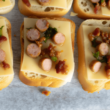 Prepara estos irresistibles crostini de salchicha con queso derretido como aperitivo perfecto o tentempié. Rápidos y fáciles de hacer, con queso derretido y un toque de mostaza, son perfectos para una reunión o como tentempié rápido. ¡Disfrútalos!