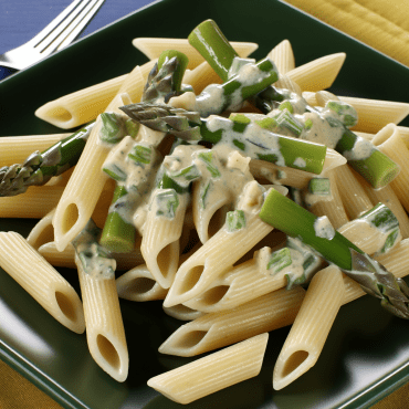Delicious recipe for penne rigate with creamy asparagus tips, enriched with grated Parmesan cheese and a touch of cream. A creamy and flavorful dish ready in just 15 minutes, perfect for a quick lunch or an elegant dinner. Try this Italian dish with a crispy twist of chopped toasted almonds!