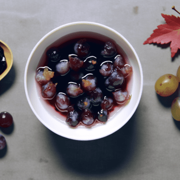 Segui la nostra ricetta per preparare uno squisito sciroppo d'uva fatto in casa, perfetto come dolcificante naturale per bevande o base per gelati. La fermentazione e l'aggiunta di cannella o chiodi di garofano conferiscono un tocco speciale a questo sciroppo genuino e ricco di sapore.