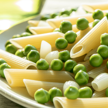 Le penne con piselli e cipolline sono un classico della cucina italiana rivisitato con pancetta, pomodori pelati e un tocco di prezzemolo fresco. Questo piatto gustoso e semplice da preparare si arricchisce di pinoli tostati per un tocco croccante. Perfetto per ogni occasione!